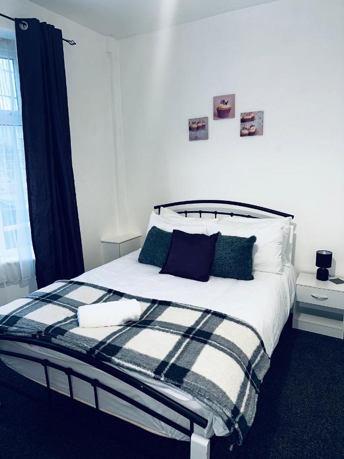 Stylish Town House - Modern Double Room - 1 Ковънтри Екстериор снимка