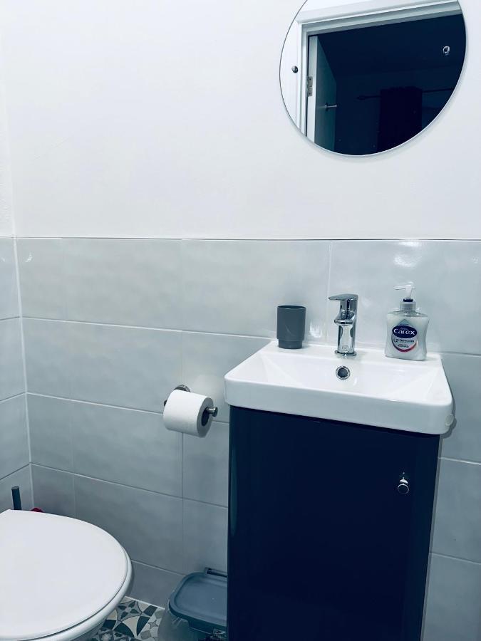 Stylish Town House - Modern Double Room - 1 Ковънтри Екстериор снимка